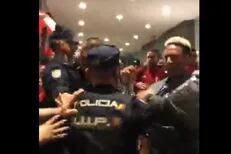 Futbolistas de Perú se enfrentaron con la policía en la puerta de un hotel en Madrid: el arquero fue detenido