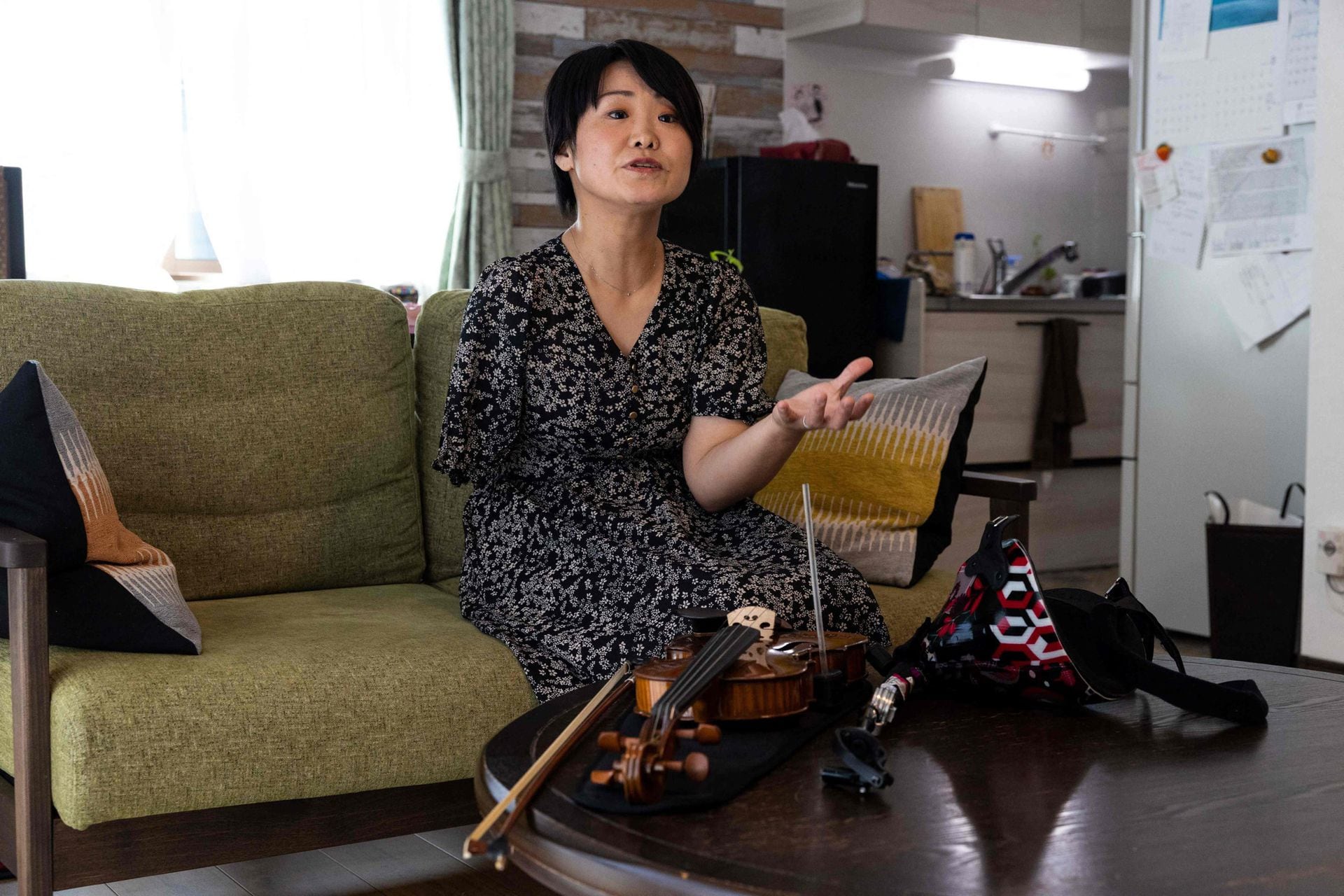 En esta foto tomada el 28 de agosto de 2021, la violinista japonesa Manami Ito, quien también es enfermera calificada y ex nadadora paralímpica, habla durante una entrevista en su residencia en Shizuoka. La música japonesa cautivó a una nación con su breve pero espectacular actuación en la ceremonia de apertura de los Juegos Paralímpicos de Tokio