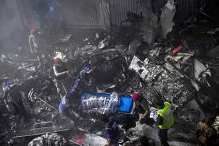 Paquistán: cayó un avión con 107 personas a bordo en una zona residencial cerca del aeropuerto de Karachi