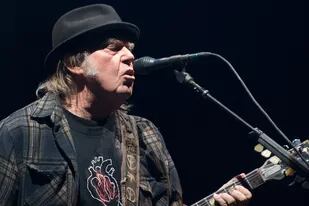Neil Young retiró su música de Spotify por difundir un podcast con “información falsa sobre vacunas”