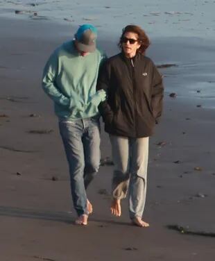 Irreconocibles. Cindy Crawford y su marido, Rande Gerber, fueron descubiertos dando un paseo por la playa de Malibú. Abrigados, pero descalzos y sin maquillaje, la pareja está despidiendo el año a puro relax