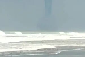 Capturan impactantes imágenes de una tromba marina en la playa de Necochea