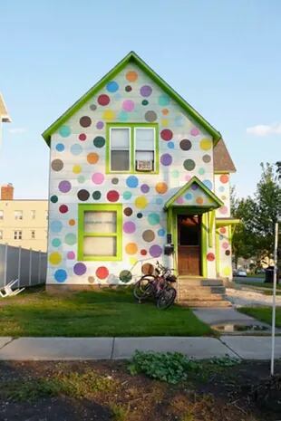 Una casa pintada con lunares de colores que parece más un jardín de infantes que una vivienda familiar