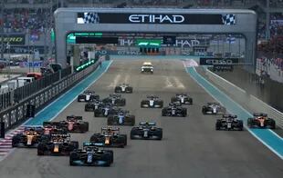 La largada, el primer golpe de escena en Abu Dabi: Lewis Hamilton supera a Max Verstappen; en el giro final, el neerlandés recuperaría el liderazgo y se consagraría campeón 