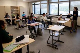 Los alumnos de secundaria asisten a una clase en su aula, el 22 de junio de 2020 en Boulogne-Billancourt, en las afueras de París