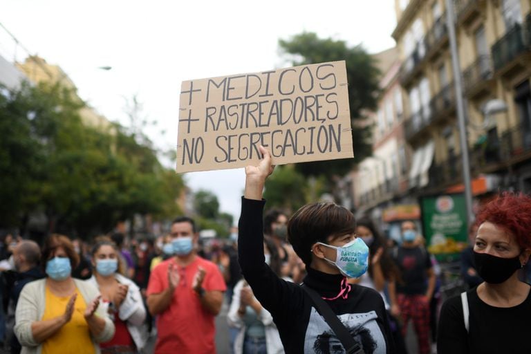 Una manifestación en contra de las medidas restrictivas del gobierno, ayer, en el barrio de Vallecas, en Madrid.