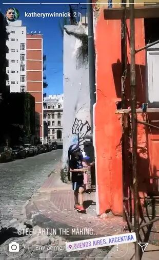 A través de las redes sociales, la actriz dio cuenta de un paseo por el barrio de San Telmo
