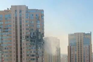 Un video muestra el momento exacto en el que un edificio residencial de Kiev es atacado por un misil ruso