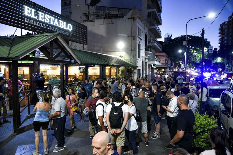 Comerciantes gastronómicos y vecinos de Rosario se concentraron esta noche frente al restaurante El Establo para exigir medidas de seguridad 