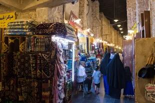 Dos mujeres qataríes, en uno de los pasillos del Souq Waqif, el mercado local. Un punto de encuentro para los visitantes que lleguen a Doha.
