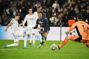 Kylian Mbappé le hace el gol a Real Madrid con el que Paris Saint-Germain está al frente en el cruce de octavos de final de la Champions League; la negociación del club español con el delantero francés se ha enfriado durante la serie.
