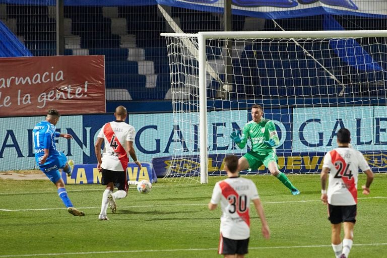 Ojeda ya remató al primer palo de Armani; fue el 2-1 de Godoy Cruz sobre River