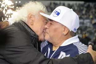 El beso entre Guillermo Coppola y Diego Maradona, ante de Gimnasia vs Sportivo Barracas
