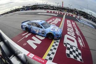 Kevin Harvick cruza la meta, el NASCAR es la primera categoría que retoma la actividad en el calendario mundial de automovilismo