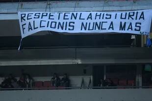El cartel de queja de los hinchas de Independiente contra el entrenador Julio César Falcioni