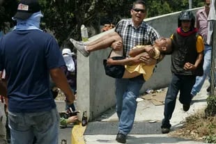 Un hombre herido en San Cristobal es llevado con urgencia al hospital de la ciudad, en medio de las protestas contra el gobierno