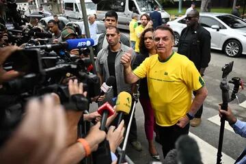 El presidente brasileño y candidato a la reelección, Jair Bolsonaro, llega a un colegio electoral para votar durante las elecciones legislativas y presidenciales, en Río de Janeiro, Brasil, el 2 de octubre de 2022