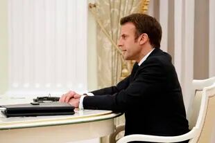 Macron y Putin se sentaron en una larga mesa, por la negativa del presidente francés a realizarse un hisopado en el Kremlin