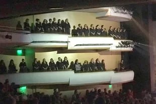 El coro del Sodre ocupó los palcos laterales de la sala en la versión de Carmina Burana que se estrenó en Montevideo