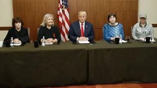 La conferencia previa al debate de Donald Trump con las cuatro mujeres (de izquierda a derecha): Kathleen Willey, Juanita Broaddrick, Kathy Shelton y Paula Jones.
