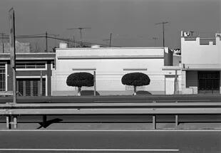 Casita en la autopista, Liniers (1984), de Facundo de Zuviría, artista presente en las colecciones del Met y del MoMA