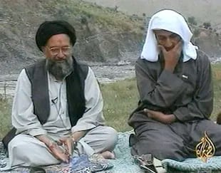 En esta imagen de televisión del canal árabe por satélite Al-Jazeera, Osama bin Laden, a la derecha, escucha mientras su principal lugarteniente Ayman al-Zawahiri habla en un lugar no revelado, en esta imagen realizada a partir de una cinta de vídeo sin fecha emitida por el canal el 15 de abril de 2002.