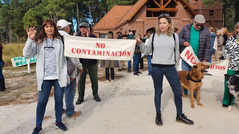Muchos vecinos de la zona, incluidos de balnearios cercanos, compartieron la protesta por más edificaciones en Costa Esmeralda