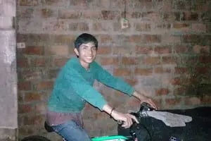 Ramón pudo cumplir su sueño de aprender a leer y hoy tiene una bicicleta nueva para ir solo a la escuela