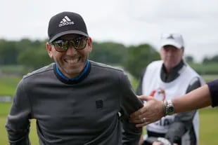 Sergio Garcia sorride prima del calcio d'inizio del torneo inaugurale LIV Golf Invitational