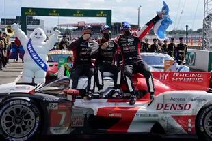 Mike Conway, Kamui Kobayashi y José María "Pechito" López celebran la victoria en las 24 Horas de Le Mans sobre el Toyota GR010 Hybrid.
