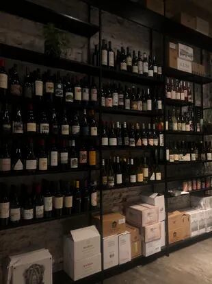 Uno de los fuertes de este local es que dentro funciona la vinoteca Club Vilardo, que abastece al restaurante con precios imbatibles.