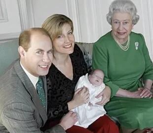 Eduardo y Sofía presentan a su hija recién nacida a la reina Isabel.