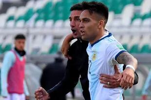 Lautaro Martinez y Lionel Scaloni festejan el gol del delantero ante Bolivia, en La Paz. El atacante de Inter es el indiscutido centrodelantero del equipo.