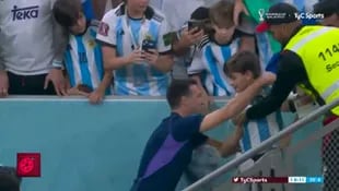 El pequeño Ian bajó de la tribuna a festejar el triunfo junto a su padre Lionel Scaloni