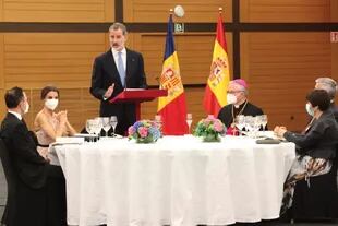 Felipe VI dio un discurso de agradecimiento donde habló parte en catalán y parte en castellano. Letizia brindó sin quitarse la mascarilla
