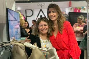 Rosalina Caballero, una de las fundadoras de las carteras EsperanZa, junto a una de sus clientas más famosas, Juliana Awada