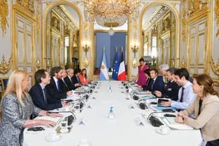 Alberto Fernández y su comitiva reunidos con Emmanuel Macron y su equipo en París
