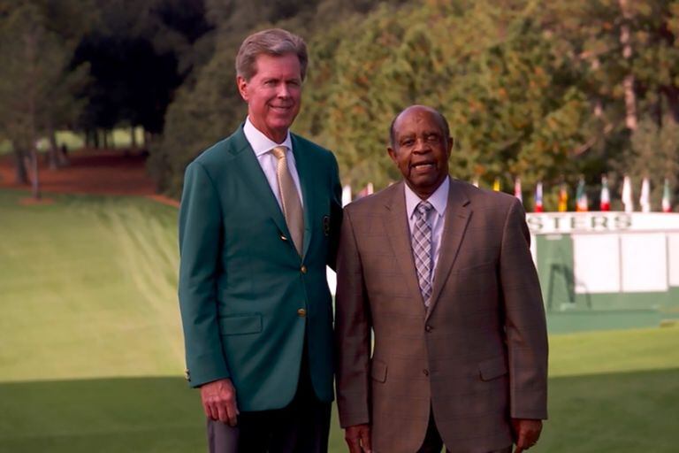Fred Ridley, el presidente del club Augusta National, posa con Lee Elder 46 años después de la incursión inicial del ex golfista negro en el Masters.
