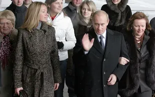 Putin junto a su mujer y a su hija María (segunda por la izquierda). 