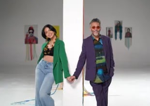 Fito Páez junto a Ángela Aguilar, en el vídeo de "Brillante sobre el mic"