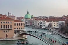 ¿Conservarlo o reformarlo? El controvertido puente de cristal de Calatrava que divide a los venecianos