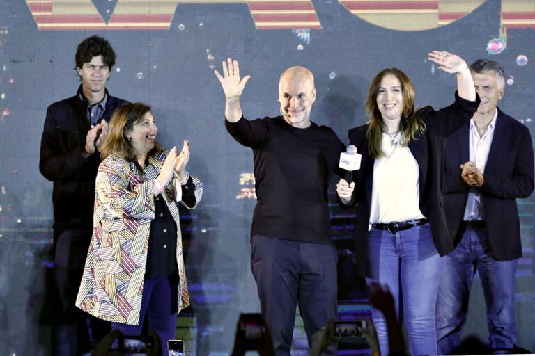 Horacio Rodríguez Larreta y María Eugenia Vidal; detrás de ellos, Mauricio Macri los aplaude