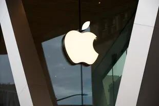 El logo de Apple en la fachada de una tienda de la marca en Brooklyn
