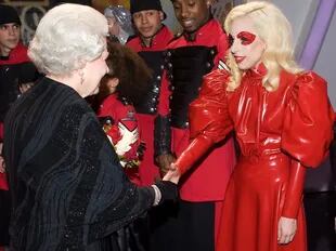 Lady Gaga e Isabel II en el 2009