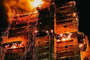 Un impresionante incendio consumió a un edificio en construcción en Brasil