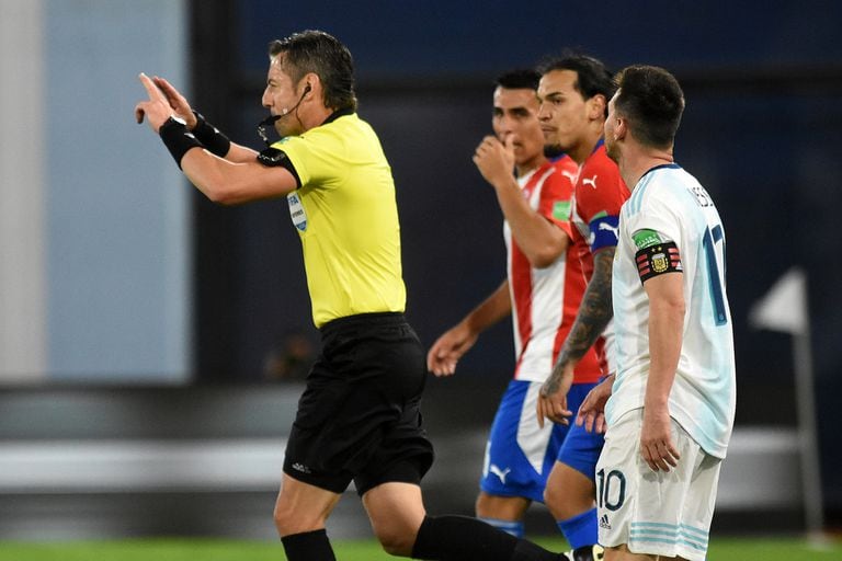 El árbitro brasileño Raphael Claus anuló el 2-1 de Messi de forma correcta