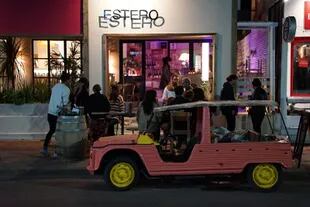Estero Estero es un pequeño refugio del vino, en el corazón de La Barra, sobre la ruta 10