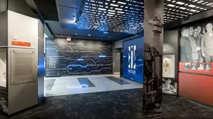 La entrada al Museo de la CIA presenta a los visitantes los temas generales que pueden encontrar en las exhibiciones: contrainteligencia, asociaciones, análisis, recolección clandestina y acción encubierta