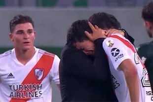 Nacho Fernández llora tras la eliminación por la Copa Libertadores; el volante puede haber jugado en Brasil su último partido en River.