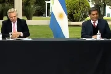 Alberto Fernández y Jorge Capitanich, el 2 de septiembre de 2020, cuando firmaron el acuerdo por el que el Estado le cedió a Chaco las tierras que ocupaba Emerenciano Sena